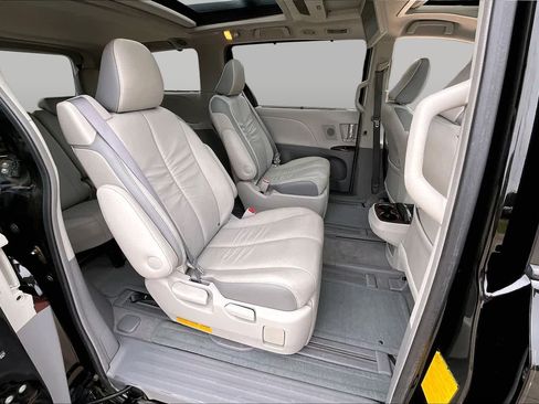 Used 2011 Toyota Sienna Limited w/ Premium Pkg AWD/4WD image 17