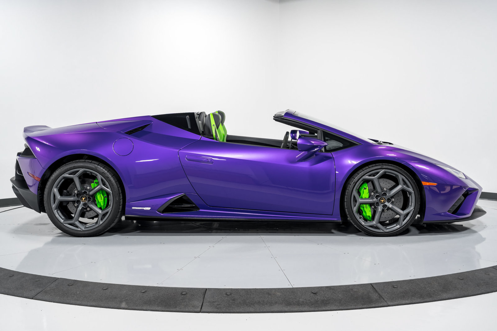 Used 2023 Lamborghini Huracan EVO RWD image 2