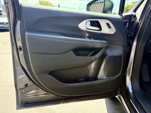 Used 2023 Chrysler Pacifica Touring-L w/ Uconnect Theater Family Group AWD/4WD image 11
