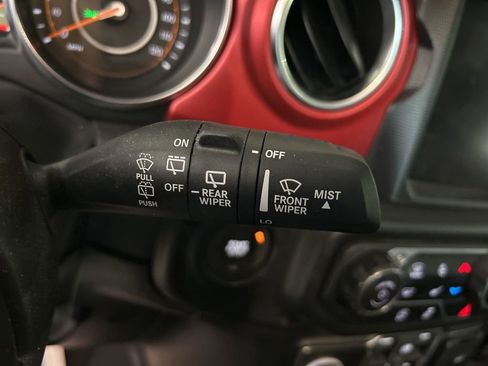 Used 2023 Jeep Wrangler Unlimited Rubicon w/ Cold Weather Group AWD/4WD image 19