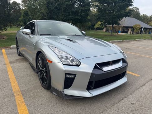 Used 2017 Nissan GT-R Premium w/ Premium Interior Package image 4