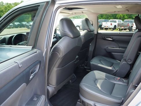 Used 2021 Toyota Highlander XLE AWD/4WD image 16