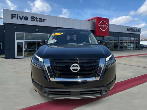 Used 2025 Nissan Pathfinder SV FWD image 2