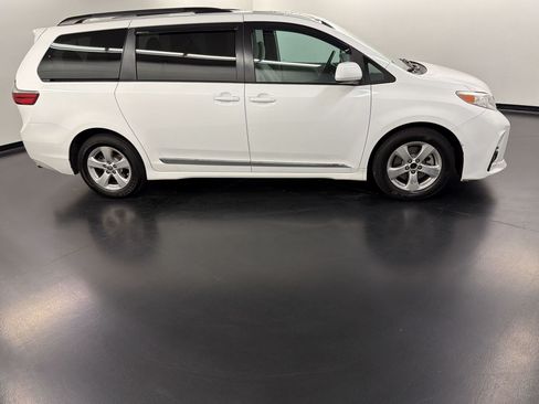 Used 2020 Toyota Sienna LE w/ Carpet Mat Package FWD image 8