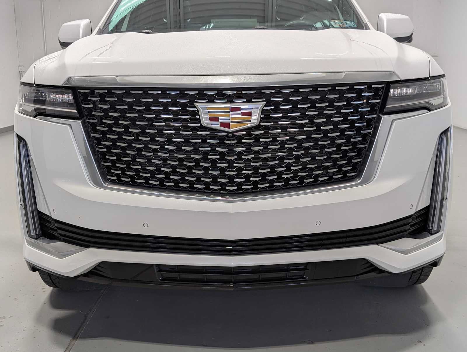 Used 2023 Cadillac Escalade Premium Luxury AWD/4WD image 2