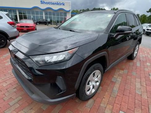 Used 2021 Toyota RAV4 LE FWD image 5