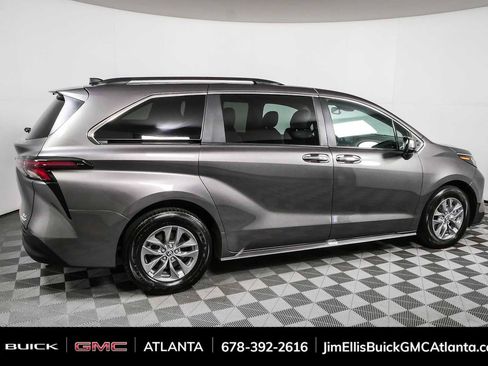Used 2024 Toyota Sienna XLE FWD image 2