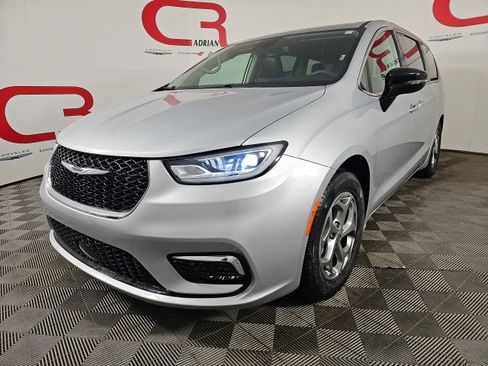 Certified 2024 Chrysler Pacifica Limited image 3