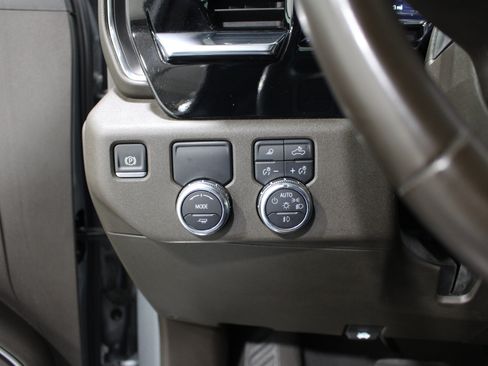 Used 2025 GMC Sierra 1500 SLT RWD image 9