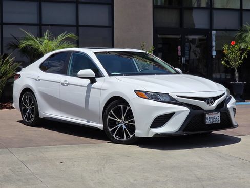 Used 2019 Toyota Camry SE w/ Carpet Mat Package FWD image 3