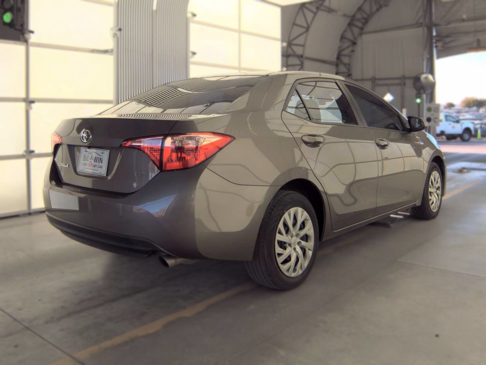 Used 2018 Toyota Corolla LE FWD image 3