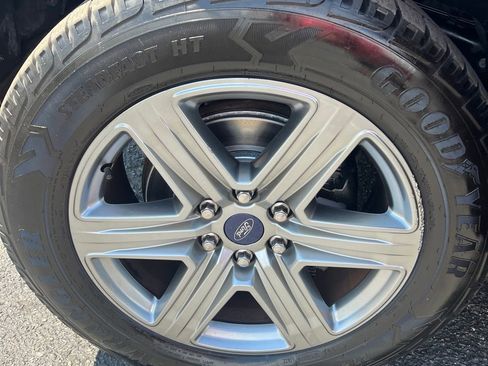 Used 2018 Ford F150 Lariat w/ Equipment Group 502A Luxury AWD/4WD image 9