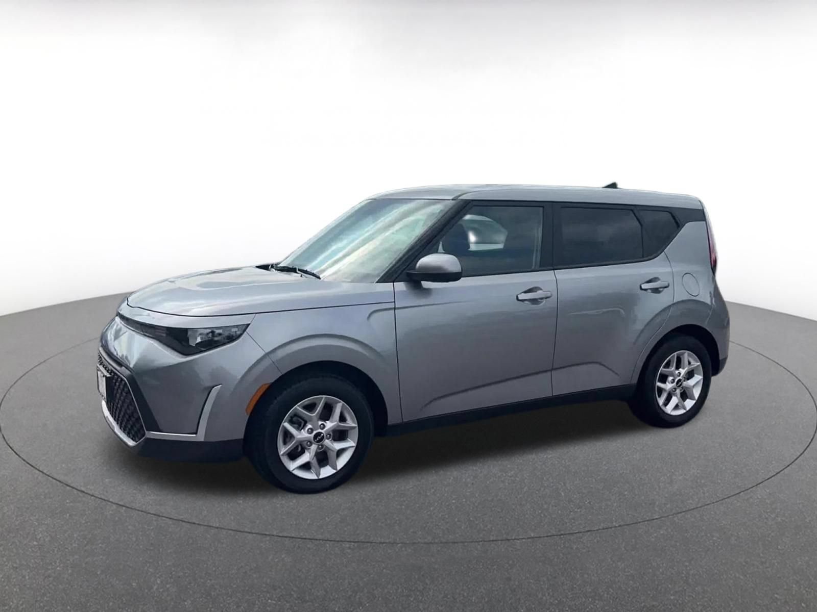 Used 2025 Kia Soul LX w/ LX Technology Package FWD image 7