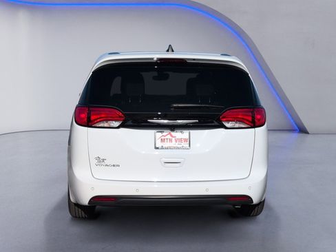 Used 2025 Chrysler Voyager LX image 5