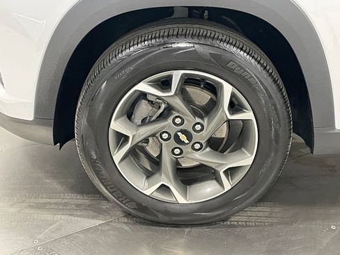 Used 2025 Chevrolet Trax LT w/ LT Convenience Package FWD image 16