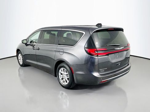 Used 2023 Chrysler Pacifica Touring-L FWD image 5