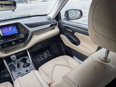 Used 2023 Toyota Highlander XLE image 11