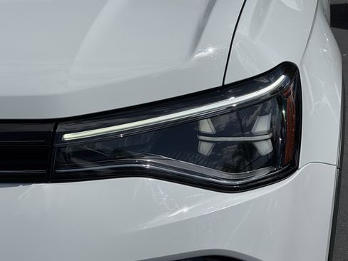 Used 2025 Volkswagen Taos SE FWD image 6