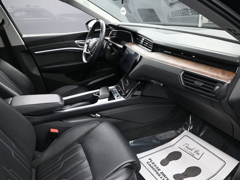 Used 2019 Audi e-tron Prestige w/ Prestige Package image 38