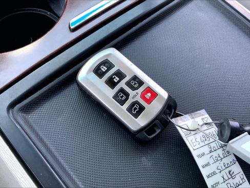 Used 2014 Toyota Sienna XLE FWD image 15