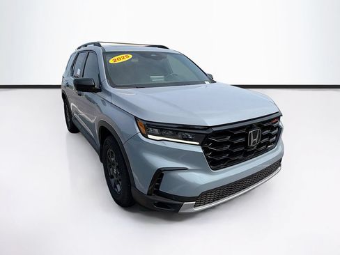 Used 2025 Honda Pilot TrailSport image 2