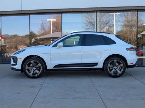 Certified 2025 Porsche Macan image 2
