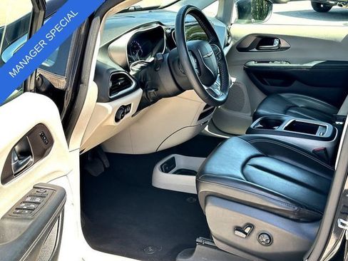Used 2023 Chrysler Pacifica Touring-L FWD image 10
