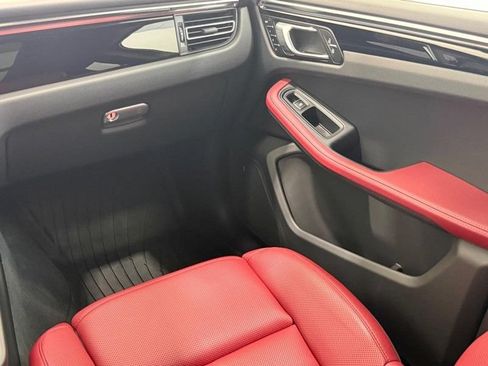 Certified 2025 Porsche Macan AWD/4WD image 16