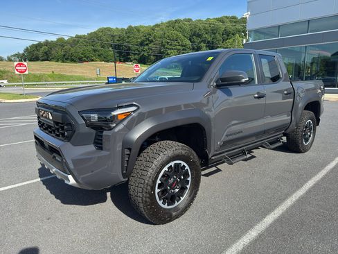 Used 2025 Toyota Tacoma TRD Off-Road w/ TRD Off Road Premium Package AWD/4WD image 4