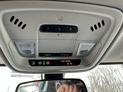 Used 2020 Chevrolet Traverse LT image 19