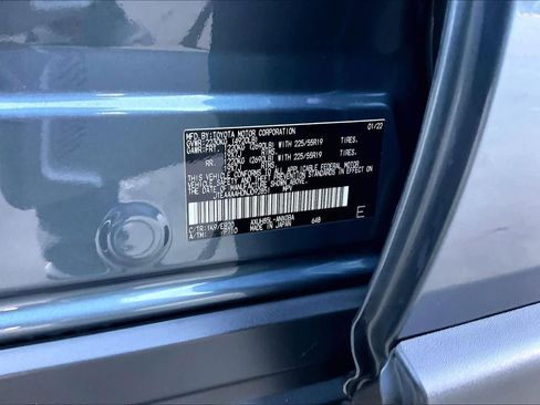 Certified 2022 Toyota Venza XLE image 36