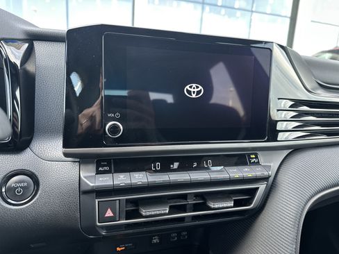 Used 2025 Toyota Camry SE FWD image 17
