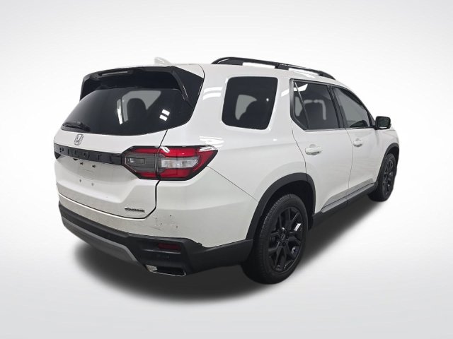 Used 2025 Honda Pilot Touring image 2