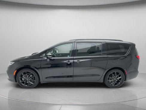 Used 2025 Chrysler Pacifica Limited FWD image 5