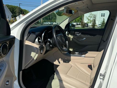 Used 2018 Mercedes-Benz GLC 300 4MATIC w/ Premium Package image 9