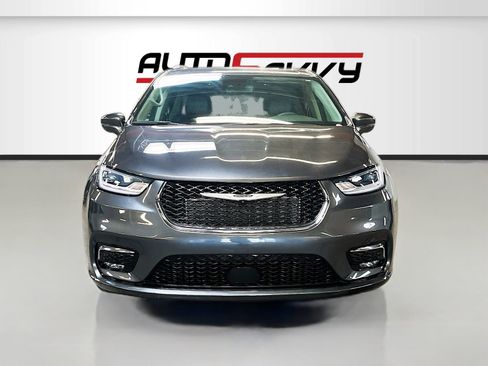 Used 2022 Chrysler Pacifica Touring-L FWD image 2