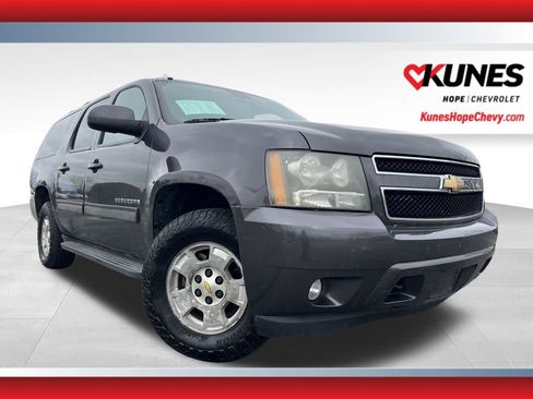 Used 2011 Chevrolet Suburban LT image 1
