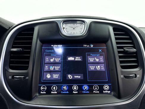 Used 2018 Chrysler 300 Limited image 17