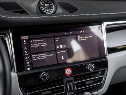 Certified 2025 Porsche Macan GTS AWD/4WD image 29
