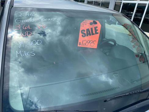 Used 2016 Dodge Grand Caravan SE w/ Quick Order Package 29E SE image 3