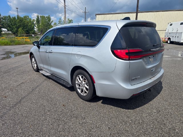 Used 2024 Chrysler Pacifica Touring-L FWD image 6