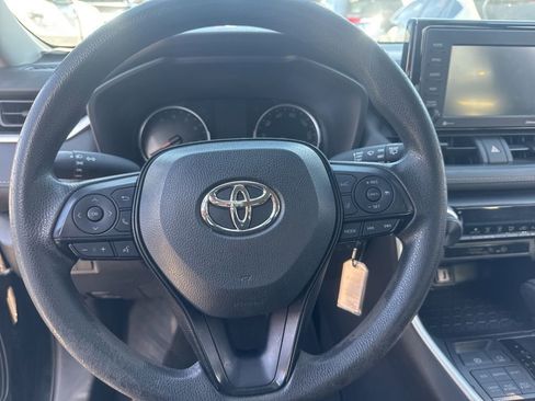 Used 2021 Toyota RAV4 LE image 10
