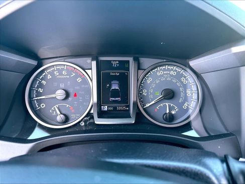 Used 2020 Toyota Tacoma TRD Off-Road w/ TRD Premium Off Road Package AWD/4WD image 16