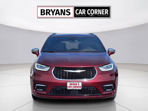 Used 2021 Chrysler Pacifica Limited w/ Uconnect Theater Family Group image 34