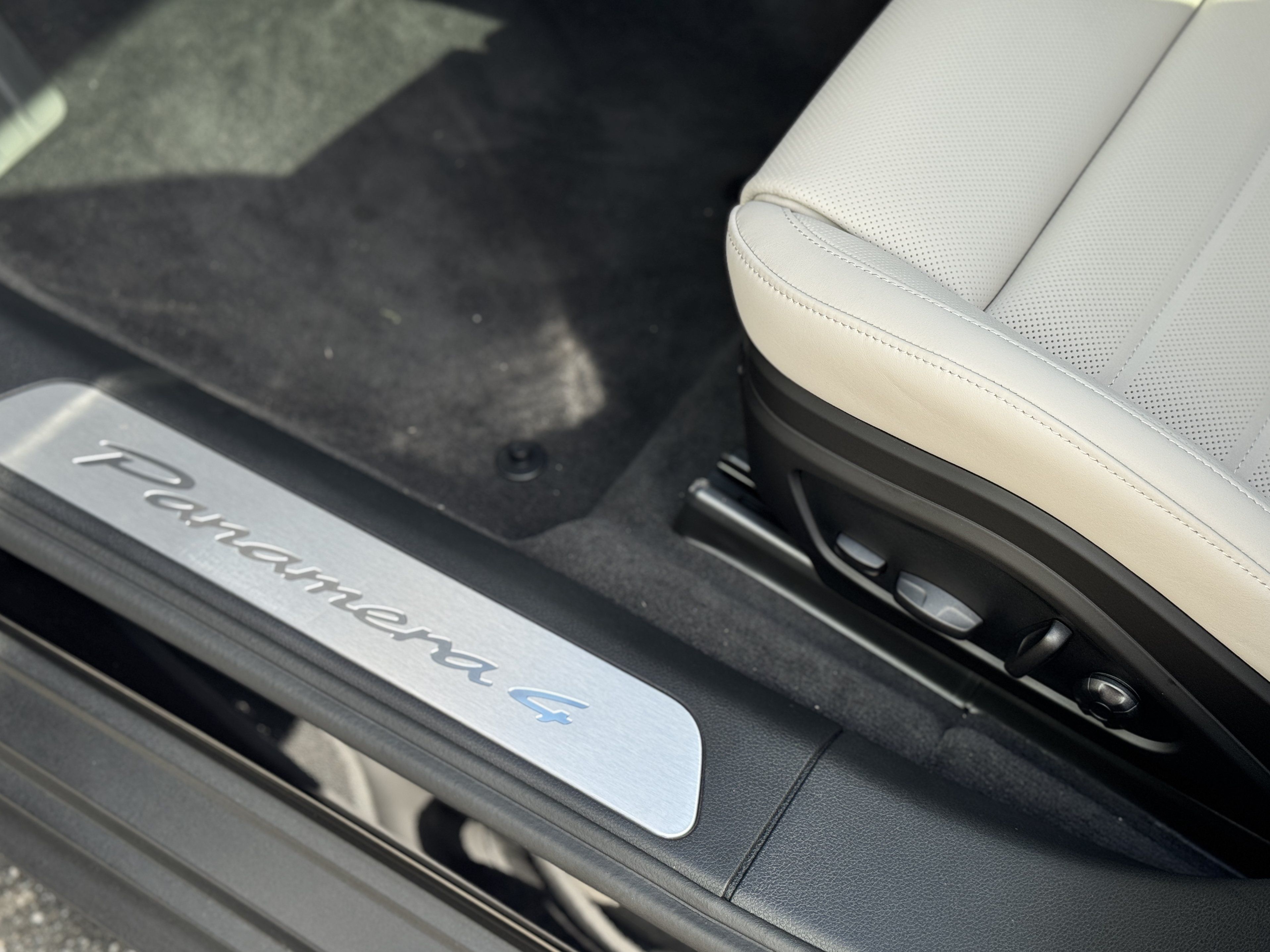 Certified 2025 Porsche Panamera 4 AWD/4WD image 26