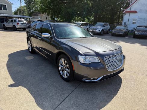 Used 2019 Chrysler 300 Limited AWD/4WD image 5