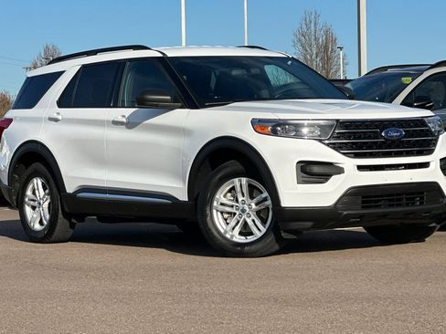 Used 2020 Ford Explorer XLT image 2