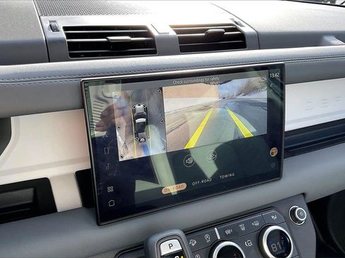 Used 2025 Land Rover Defender 110 S image 14