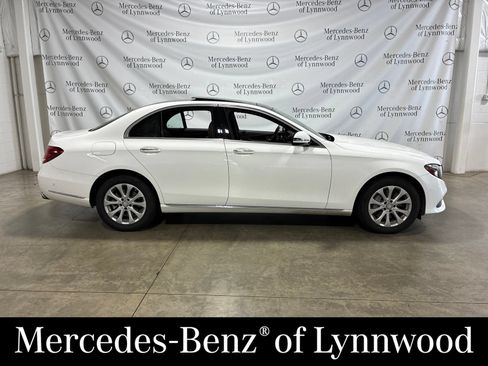 Used 2017 Mercedes-Benz E 300 4MATIC image 2