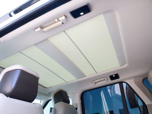 Used 2018 Land Rover Range Rover HSE image 32